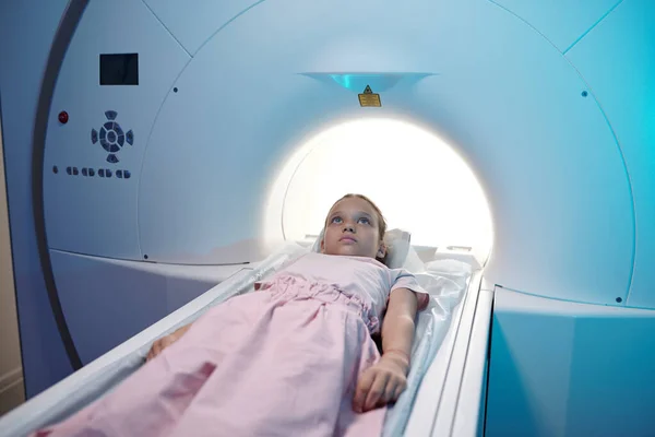Paciente tranquilo moviéndose a la máquina de escaneo de resonancia magnética para su examen — Foto de Stock
