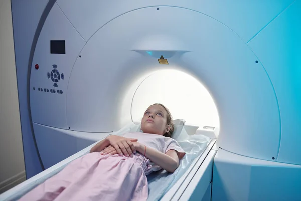 Liten patient på kliniker som genomgår MRI-undersökning — Stockfoto