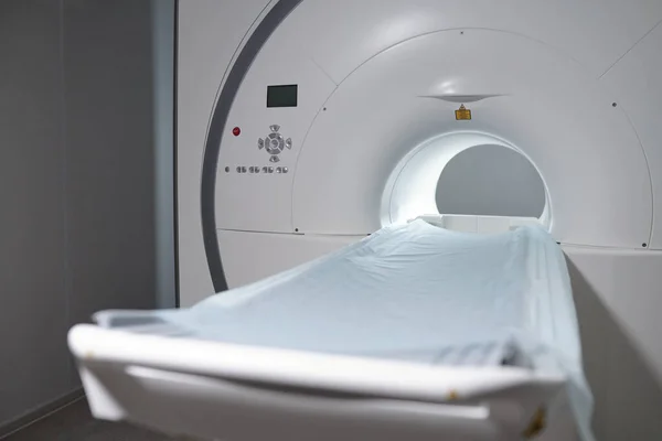 Nieuwe medische apparatuur voor MRI-scan met tafel voor patiënt — Stockfoto