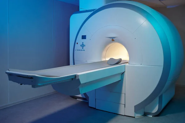 Moderna apparecchiatura di scansione MRI in grandi cliniche — Foto Stock
