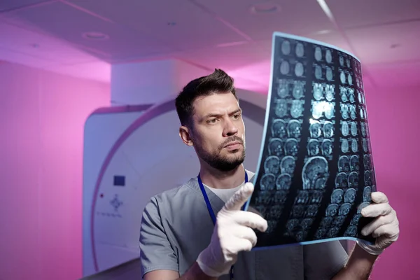 Samtida radiolog tittar på röntgenbild av MRI scan undersökning av hjärnan — Stockfoto