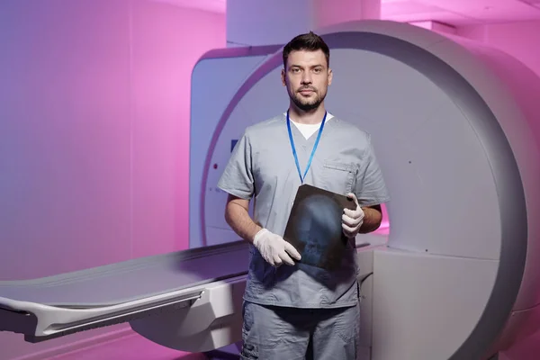 Joven radiólogo exitoso con imagen de rayos X en el lugar de trabajo — Foto de Stock