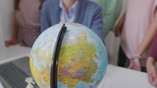 Kézzel Fogható Dönthető Fel Női Földrajz Tanár Rövid Göndör Haj — Stock videók