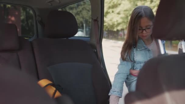 Schot Van Binnenuit Van Auto Vrolijke Jarige Meisje Met Rugzak — Stockvideo