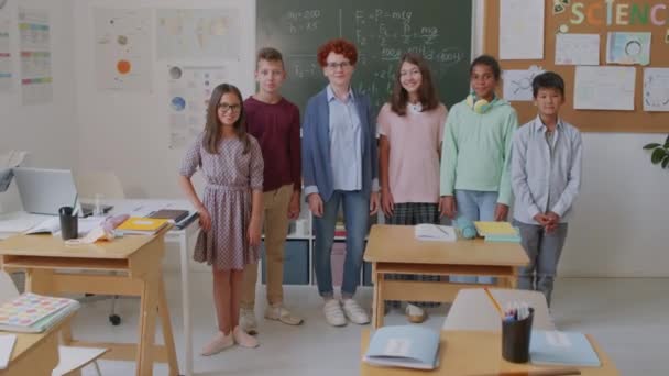 Retrato Boneca Mão Professor Feminino Alegre Grupo Crianças Ensino Médio — Vídeo de Stock