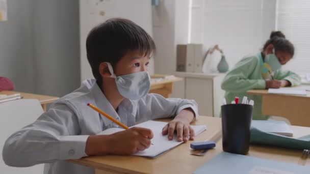 Handheld Schot Van Aziatische Jongen Het Gezicht Masker Zitten Aan — Stockvideo