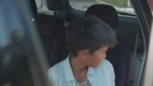 Foto Mano Niño Asiático Años Con Una Mochila Subiéndose Asiento — Vídeo de stock