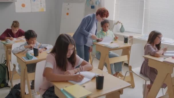 Handgehaltene Mittlere Aufnahme Einer Lehrerin Mit Kurzen Lockigen Haaren Die — Stockvideo