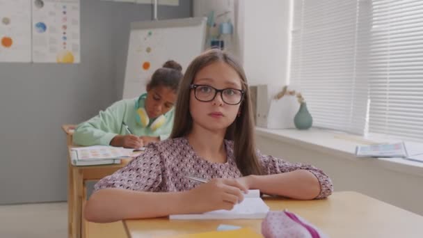 Rastreamento Portátil Meninas Inteligentes Anos Anos Sentadas Mesas Sala Aula — Vídeo de Stock