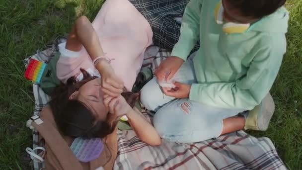 Kézi Nyomkövető Felvétel Gyermekekről Akik Zöld Füvön Pihennek Parkban Lányok — Stock videók