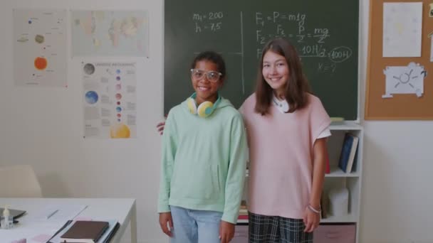 Portré Boldog Éves Éves Lányok Mosolygó Pózol Kamera Osztályteremben — Stock videók