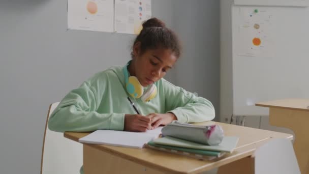 Colpo Mano Ragazza Afro Americana Anni Seduta Alla Scrivania Classe — Video Stock