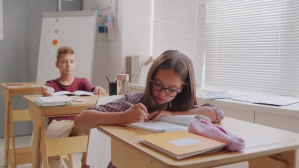 Kézzel Fogható Felvétel Játékos Éves Fiú Asztalnál Osztályteremben Dobott Papír — Stock videók