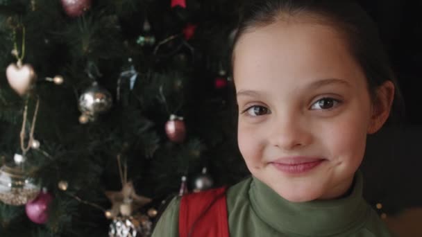 Κοντινό Πλάνο Πορτρέτο Του Χαμογελαστού 10Χρονου Κοριτσιού Που Ποζάρει Για — Αρχείο Βίντεο