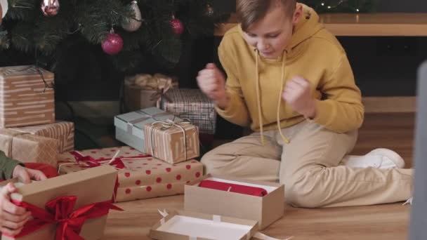 Медленный Снимок Радостного Удивленного Летнего Белого Мальчика Открывающего Подарочную Коробку — стоковое видео