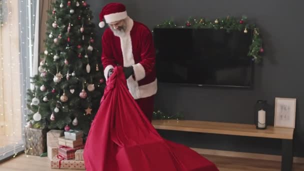 Mikulás Ajándékok Alatt Gyönyörűen Díszített Karácsonyfa Hangulatos Nappaliban — Stock videók