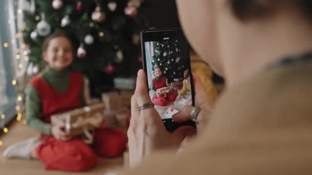 Omuzlarının Üstünden Çocuklarının Noel Hediyeleriyle Fotoğraf Çeken Bir Kadının Güzel — Stok video