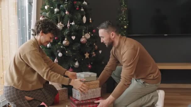 Pan Skott Glada Föräldrar Sätta Många Inslagna Presentförpackningar Vackert Dekorerad — Stockvideo