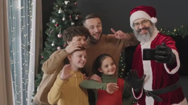 Slowmo Medium Pan Skott Glada Kaukasiska Familjen Fyra Tar Selfie — Stockvideo