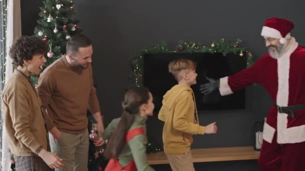 Slowmo Pan Shot Two Happy Kids Parents Meeting Cheerful Santa — Stock Video