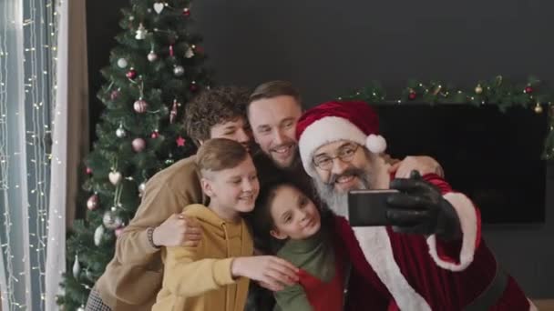 Slowmo Medio Scatto Allegro Babbo Natale Costume Rosso Che Tiene — Video Stock