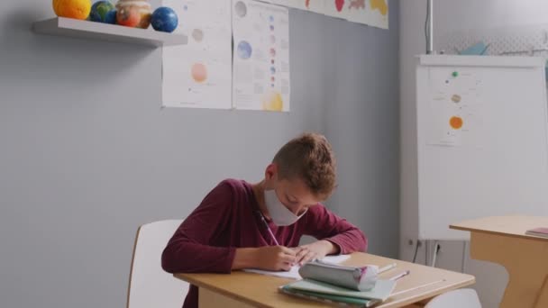 Kamerasıyla Yaşındaki Maske Takmış Bir Çocuğun Fen Dersinde Masasında Oturup — Stok video