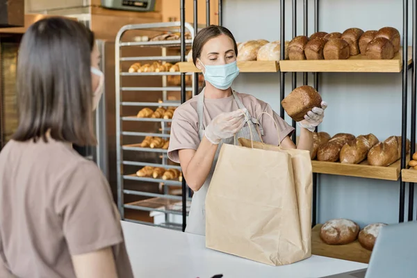 Boulanger féminin au travail — Photo