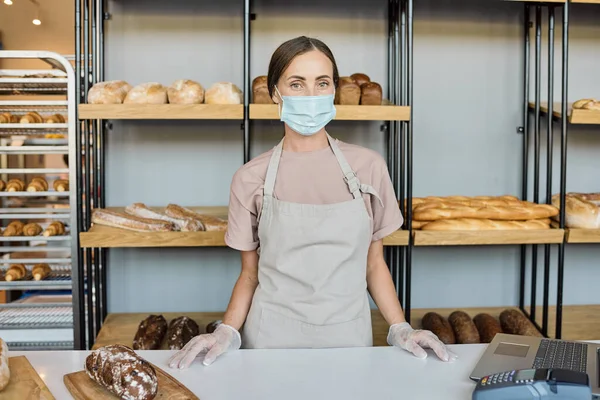 빵 진열장 앞에서 있는 여자 — 스톡 사진