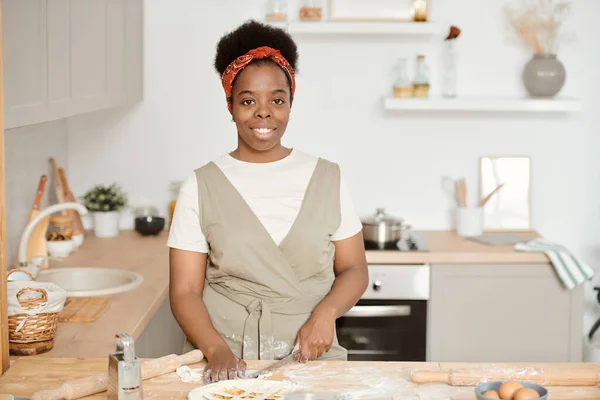 Jeune femme au foyer africaine coupe pâte maison pour la pâtisserie — Photo