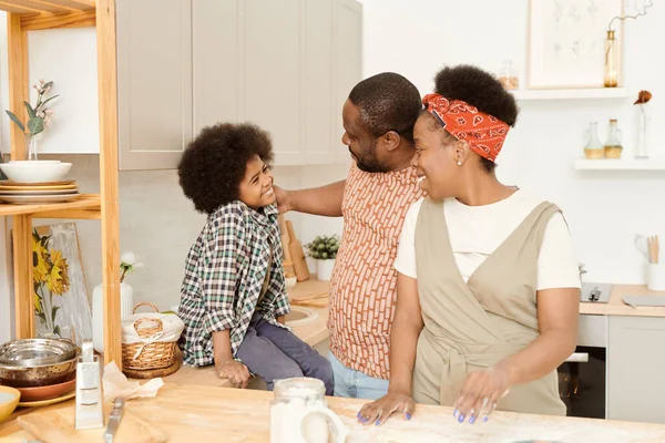 Feliz joven padres y lindo pequeño hijo cocinar juntos —  Fotos de Stock