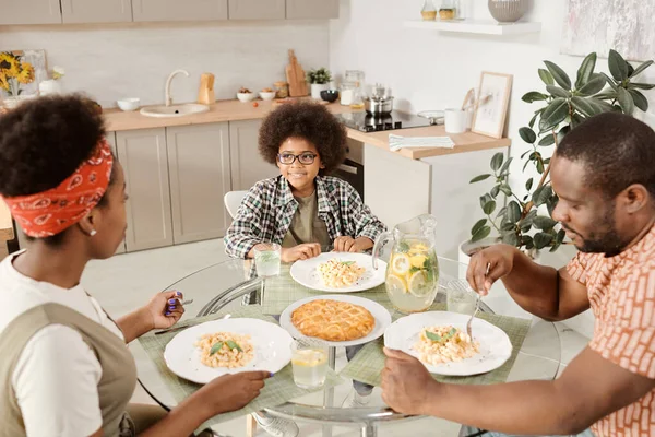 Família contemporânea de três tendo macarrão para jantar e torta de maçã para sobremesa — Fotografia de Stock