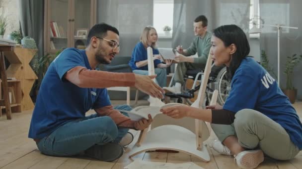 Slowmo Tiro Equipe Voluntários Multiétnicos Alegres Ajudando Jovem Com Deficiência — Vídeo de Stock