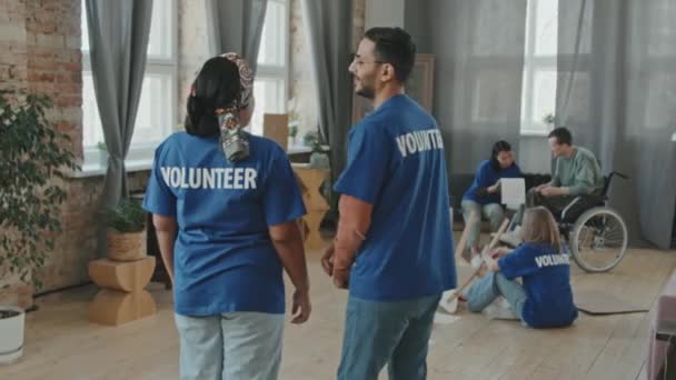 파란색 티셔츠를 아파트에 봉사자들로 구성된 느림보 초상화 장애가 조립을 — 비디오