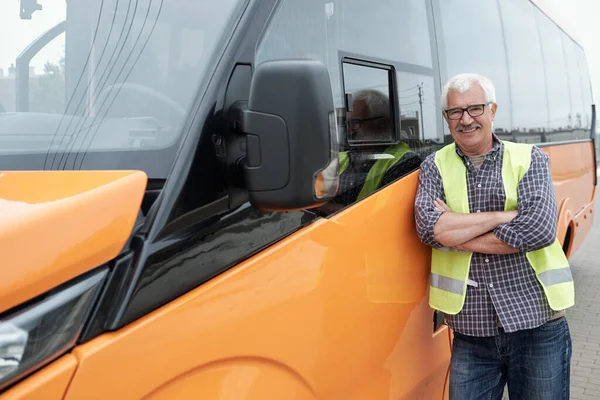 Retrato de motorista de ônibus sorridente — Fotografia de Stock