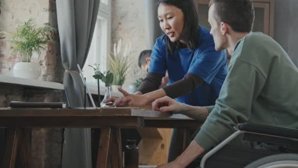 Inclinado Lentitud Ángulo Bajo Disparo Joven Voluntaria Asiática Compañero Trabajo — Vídeo de stock