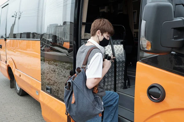ผู้หญิงวัยรุ่นขึ้นรถเมล์ — ภาพถ่ายสต็อก