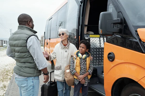 Poner a la abuela y al hijo en el autobús — Foto de Stock