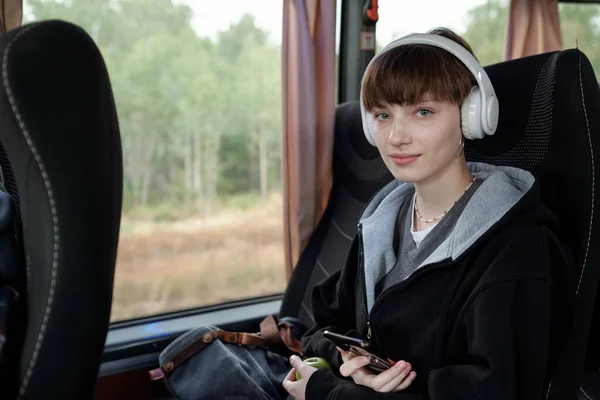 Étudiant fille dans le bus — Photo