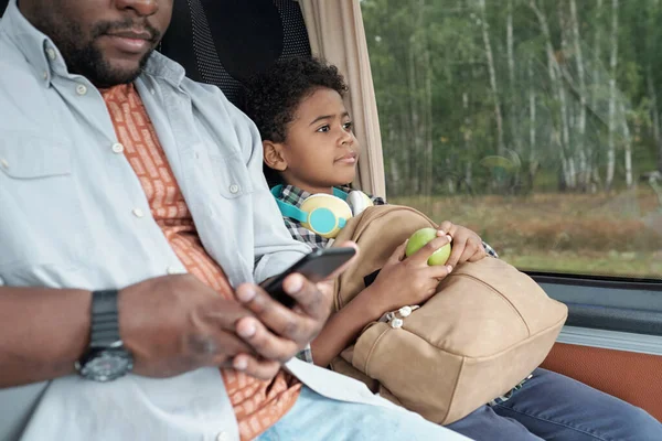 Czarny chłopiec z ojciec w autobus — Zdjęcie stockowe