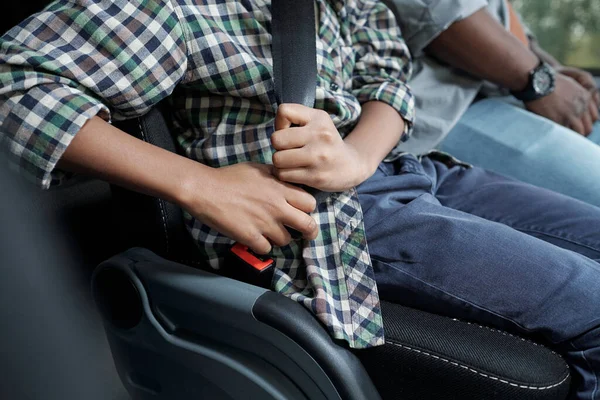 Usar cinturón de seguridad — Foto de Stock
