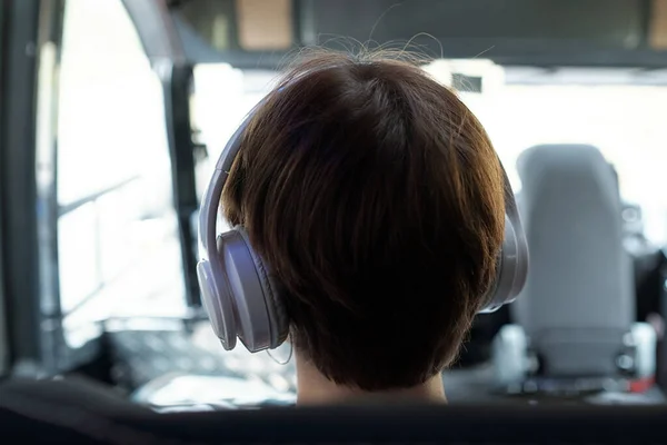 Επιβάτης που ακούει μουσική — Φωτογραφία Αρχείου