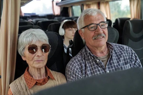 Couple âgé voyageant en autobus — Photo