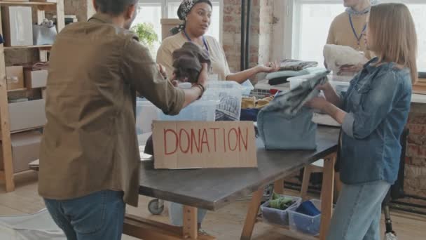 Zoom Lentidão Média Alegre Equipe Jovem Voluntários Mesa Classificação Roupas — Vídeo de Stock