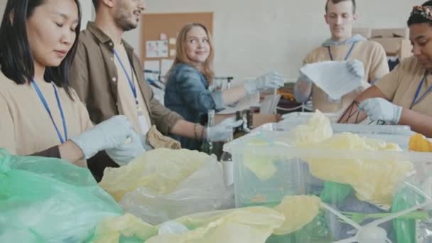 Seguimiento Toma Lenta Del Grupo Voluntarios Multiétnicos Ordenando Basura Contenedores — Vídeos de Stock