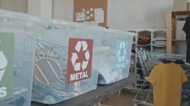 Keine Aufnahmen Von Plastikbehältern Die Zum Sortieren Und Recyceln Von — Stockvideo