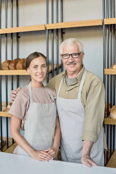 Hombre mayor y su hija trabajando en panadería — Foto de Stock