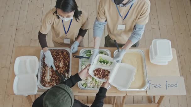 Slowmo Top View Tiro Grupo Voluntários Dando Comida Para Pessoas — Vídeo de Stock