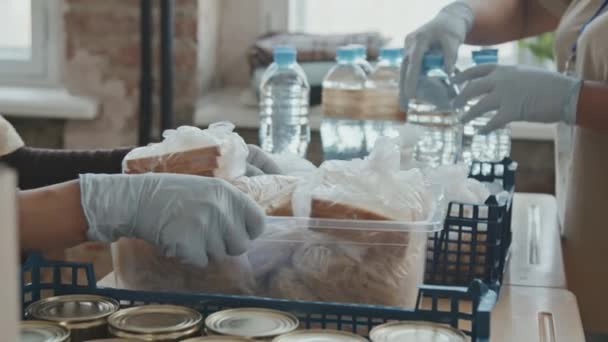 Primo Piano Con Lentezza Volontari Irriconoscibili Che Imballano Cibo Cibo — Video Stock