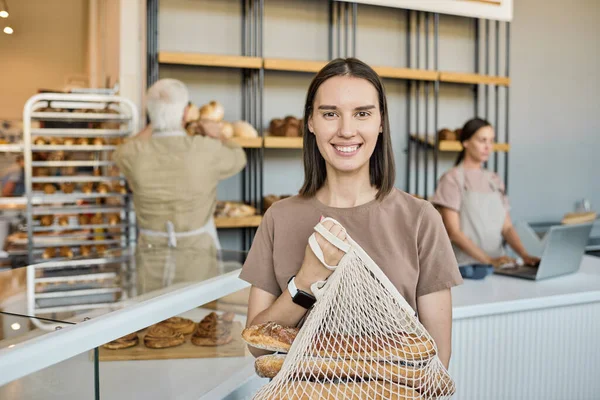Lycklig kvinna i bageriet butik — Stockfoto