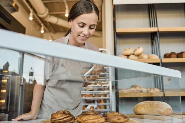 Fırıncı pastayı kontrol ediyor.